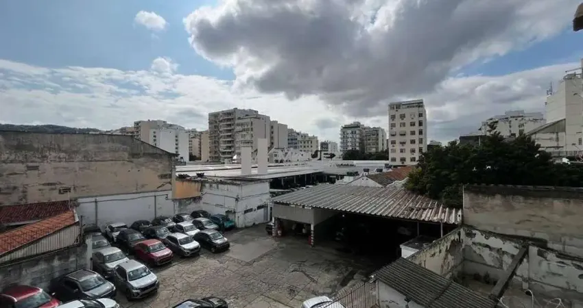 Apartamento à venda na Barão de Itaipu com 2 quartos e vaga demarcada. Pronto para morar em rua tranquila e bem localizada.