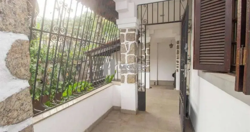 Na rua Mearim, casa a venda com 4 quartos (1 suíte) e terraço com churrasqueira. Excelente opção para famílias que buscam conforto e lazer em casa.