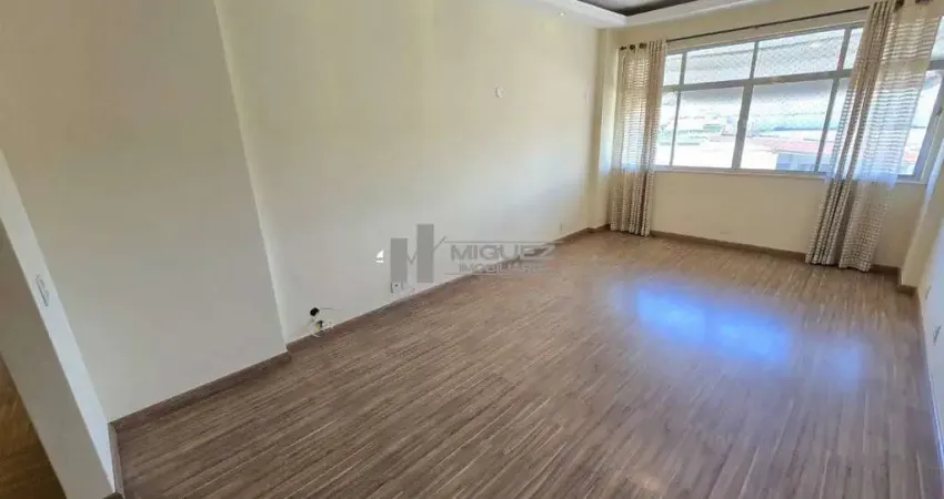 Amplo apartamento à venda na parte nobre da Tijuca! Com 120 m², oferece sala em 3 ambientes, 3 quartos, dependências completas e 1 vaga demarcada na escritura. Localização privilegiada para seu confor
