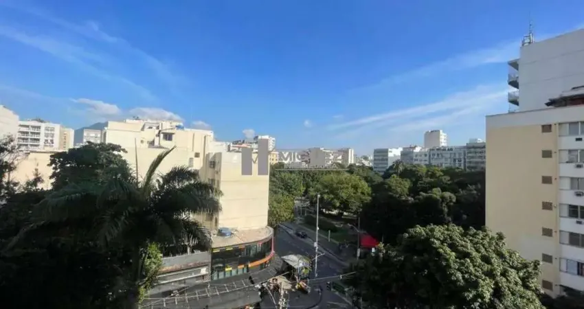 Na Tijuca, oportunidade à venda: apartamento na Rua Campos Sales com sala em 2 ambientes, 4 quartos (1 suíte) e vaga. Perfeito para sua família! Contate-nos para visitar.