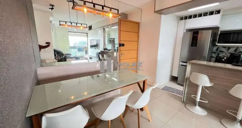 Apartamento à venda na Rua do Bispo, Tijuca. São 2 quartos (1 suíte), varanda, 70m², vaga e infraestrutura completa. A 800m do metrô Afonso Pena.