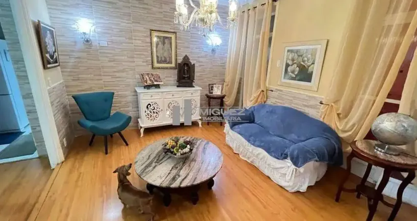Casa duplex à venda na Rua Bom Pastor, Tijuca, a 500m do metrô Uruguai. São 4 quartos, 2 cozinhas, área externa com piscina e garagem. Ideal para famílias.