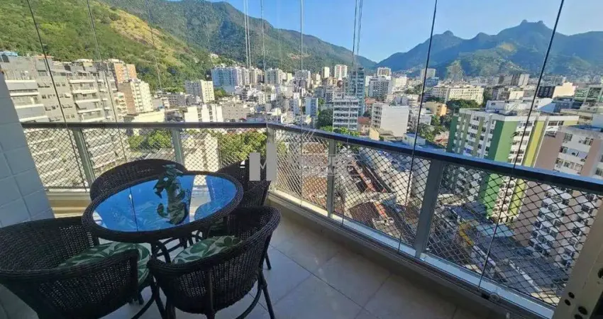 Na Tijuca, à venda apartamento de alto padrão na Rua Carlos Vasconcellos. Oferece salão em 2 ambientes, 3 quartos (1 suíte), cozinha ampla, dependências completas, 2 vagas e localização junto ao metrô