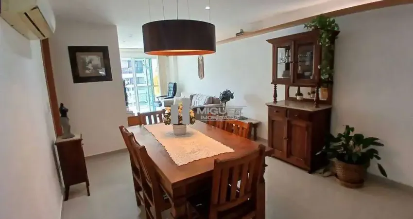 Rua Araújo Pena, Tijuca: excelente apartamento à venda com 3 quartos (1 suíte), varandão e 2 vagas de garagem na escritura. Condomínio oferece infraestrutura completa. Agende sua visita.