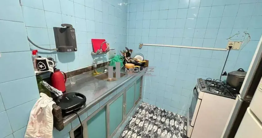 No coração do méier, esta casa de vila está à venda com 2 quartos, vaga e uma ótima sala. rua aquidabã, próximo à dias da cruz. um imóvel com boa distribuição e localização estratégica.