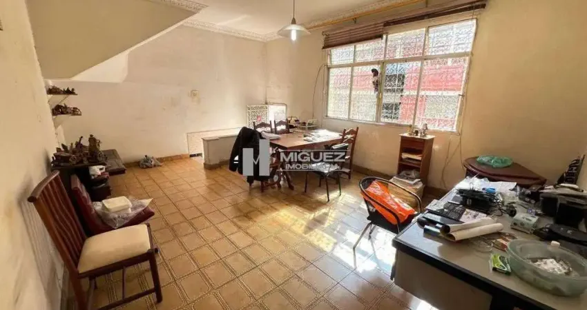 Casa de vila à venda no Méier, Rua Aquidabã. Com 2 quartos, sala espaçosa e vaga de garagem. A apenas 500m da Dias da Cruz, em vila tranquila e bem localizada.