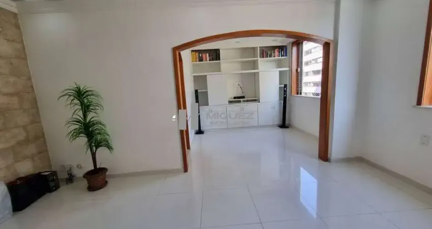 Apartamento à venda na Rua Garibaldi, Tijuca! 2 salas, 2 quartos, dependência completa, vaga de garagem e portaria 24h. Infraestrutura completa para seu conforto. Não perca, contate agora!