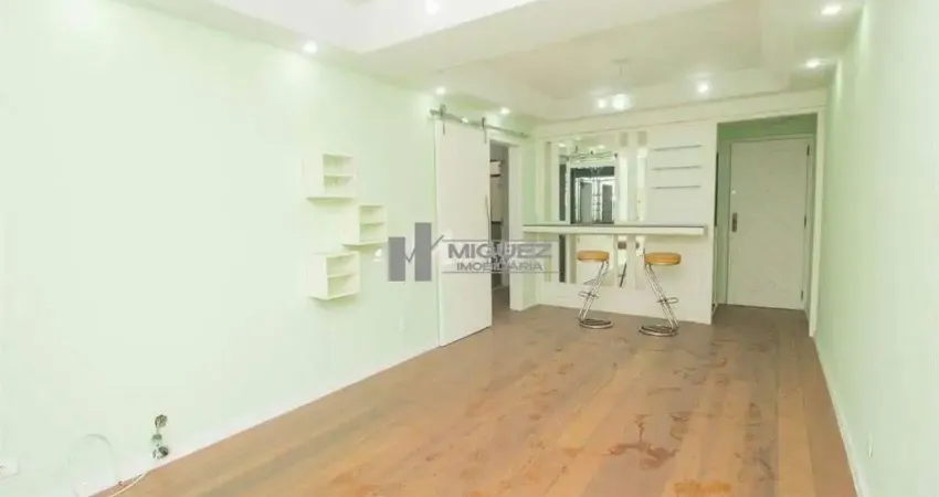 Rua Santa Sofia: 90 m² bem distribuídos em 2 quartos, sendo 1 suíte, com 2 vagas. Imóvel à venda em ponto estratégico da Tijuca, perto de tudo.