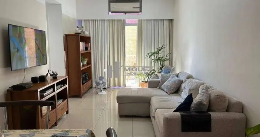 Apartamento à venda na Tijuca, em rua tranquila paralela à Haddock Lobo. Possui varanda, 2 quartos (1 suíte), vaga na escritura e infraestrutura completa.
