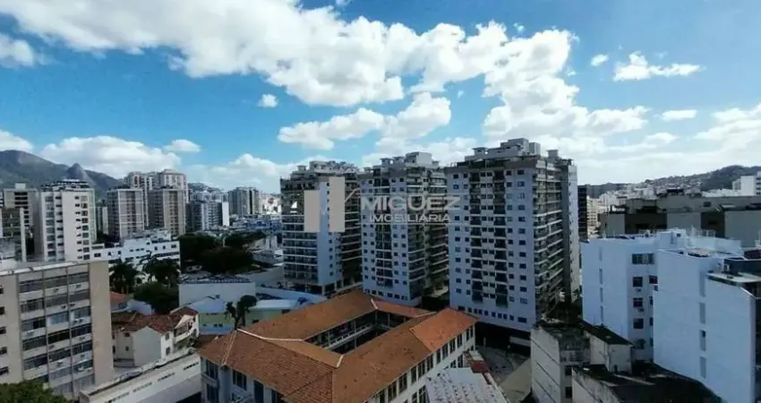 Exclusividade. Apartamento à venda, Rua Barão de Mesquita, próximo ao Shopping Tijuca. 2 Quartos com vaga na escritura. Porteiro 24 Horas. Código 22456.