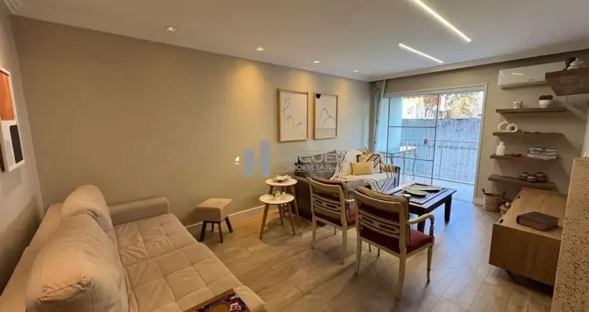 Apartamento à venda na Tijuca, finamente decorado com varanda, sala 2 quartos sendo um suíte cozinha com móveis planejados, dependência completa, 1 vaga de garagem, Praça Saens Pena.