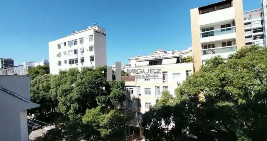 Rua Martins Pena, tijuca. Apartamento à venda com 3 quartos sendo 1 suíte e vaga. Sol manhã e Porteiro 24 horas.Código 22403