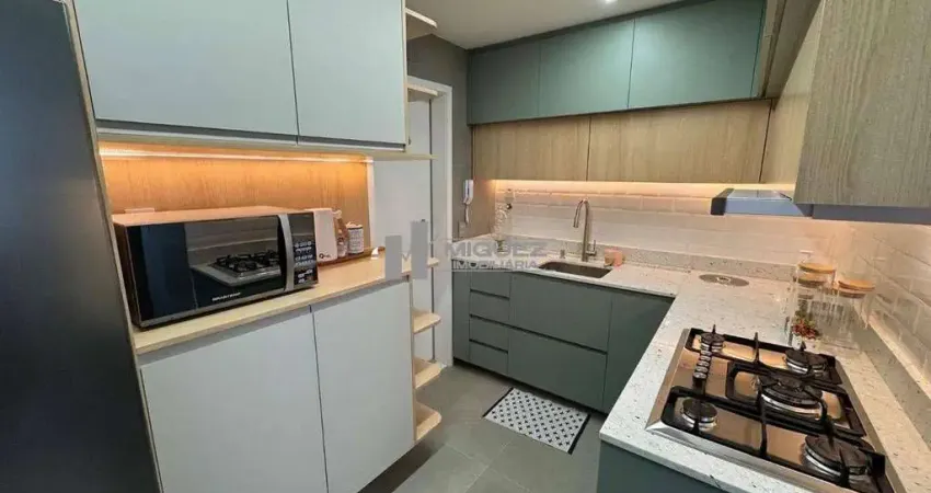 À venda na Tijuca: apartamento com 2 quartos (1 suíte), sala com varanda, cozinha planejada, dependência e 1 vaga. Imóvel decorado com bom gosto, ao lado da Praça Saens Peña.