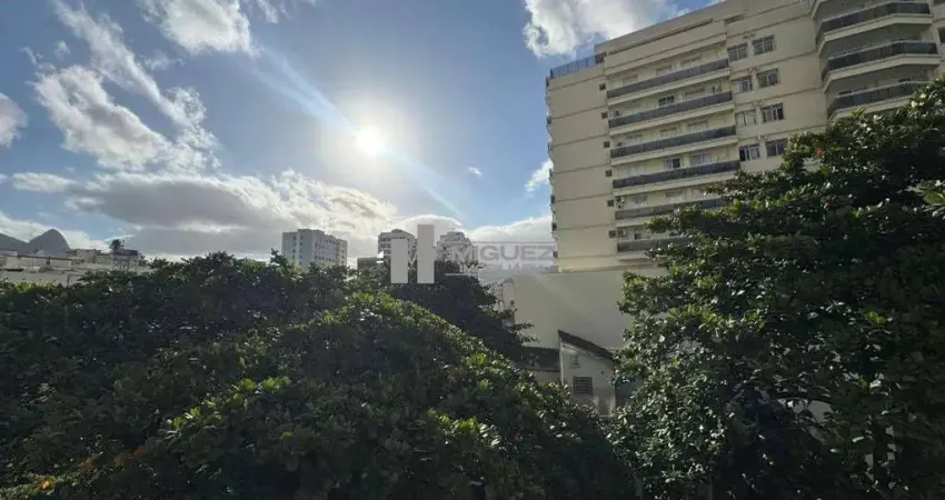 À venda na Tijuca: apartamento com 2 quartos (1 suíte), varanda e 2 vagas na escritura. Condomínio moderno com infraestrutura completa, próximo ao Metrô Uruguai.
