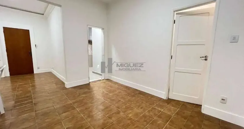 Na tijuca, apartamento térreo à venda em rua tranquila. composto por sala em 2 ambientes, 3 quartos, banheiro social, cozinha espaçosa e área de serviço. ideal para famílias que valorizam conforto e f