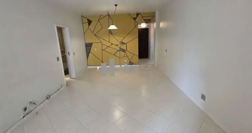 À venda apartamento amplo na rua carvalho alvim – tijuca. 120 m², varanda, 3 quartos sendo 1 suíte, copa-cozinha funcional, dependências completas e 2 vagas na escritura. excelente localização, com fá