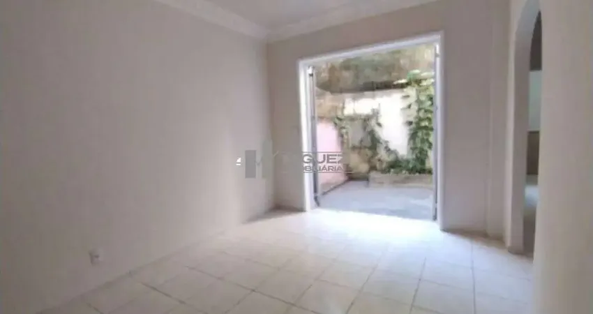 Apartamento à venda no méier com 65m² bem distribuídos. conta com sala em dois ambientes, 2 quartos, banheiro social e 2 áreas externas. imóvel funcional, em localização estratégica, próximo ao comérc