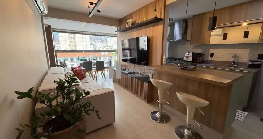 Apartamento à venda na tijuca, próximo à praça afonso pena. são 2 quartos (1 suíte), varandão, sala, cozinha planejada e 1 vaga. decoração moderna e funcional.