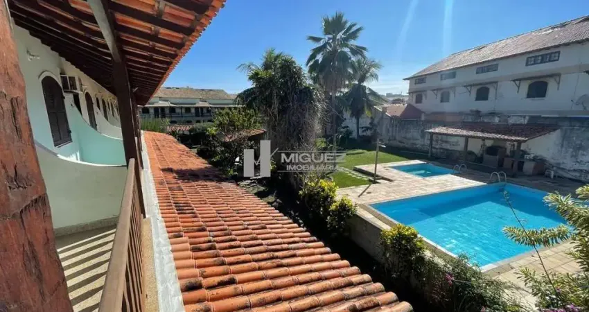 Casa em condomínio a venda em cabo frio, bairro peró, com 2 quartos, 2 vagas na escritura, piscina, churrasqueira, mini campo de futebol a poucos metros da ilha do japonês.