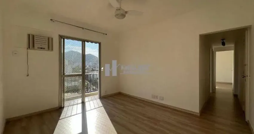 Lindo apartamento à venda em vila isabel. varanda, sala confortável, dois ótimos quartos, banheiro social, cozinha funcional e dependência completa. conta ainda com uma vaga de garagem. agende uma vis