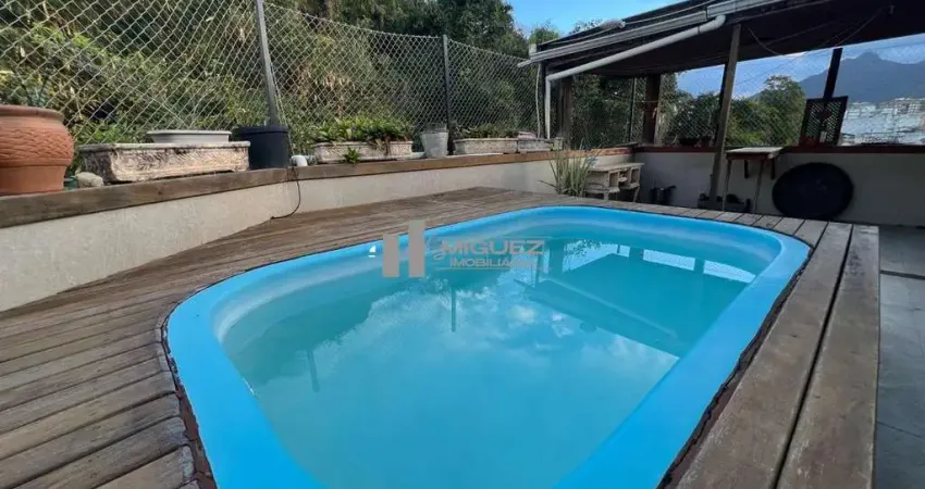 Casa de vila a venda, duplex, salão em 2 ambientes, 3 ótimos quartos sendo 2  suítes, banheiro social, copa cozinha, piscina e churrasqueira, vaga de garagem, rua rego lopes, tijuca.