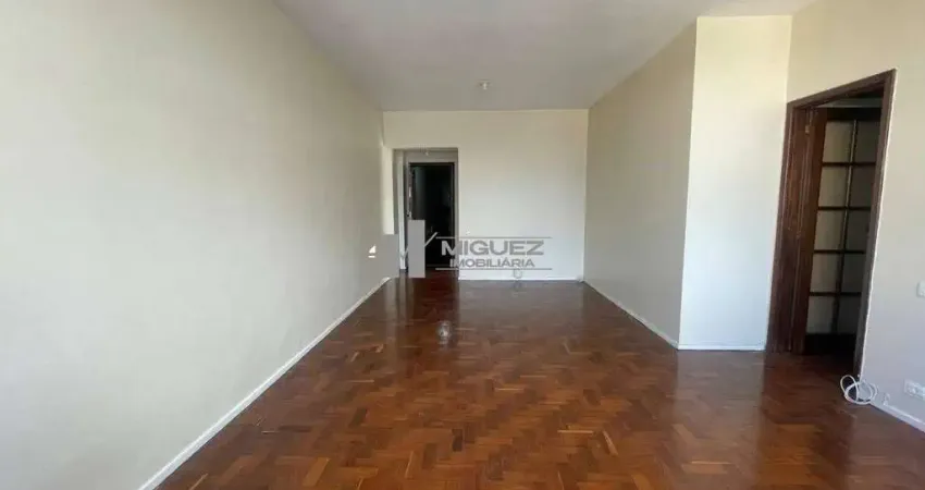 Na tijuca, apartamento à venda na rua professor gabizo, próximo ao metrô afonso pena (350 metros). conta com 3 quartos, suíte, sala ampla e vaga. excelente iluminação com sol da manhã.