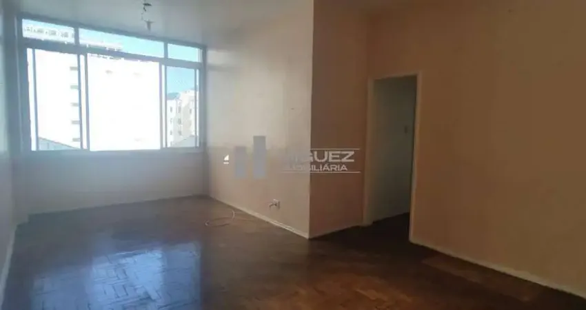 Na tijuca, rua conde de bonfim, apartamento à venda com sala ampla, 3 quartos, banheiro social, dependência completa e vaga de garagem na escritura. oportunidade para morar com praticidade.