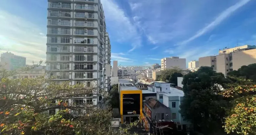 Apartamento à venda na rua haddock lobo, tijuca. sala em dois ambientes, 2 quartos e copa-cozinha funcional. localização privilegiada, em frente à smart fit e com farto comércio e transporte ao redor.