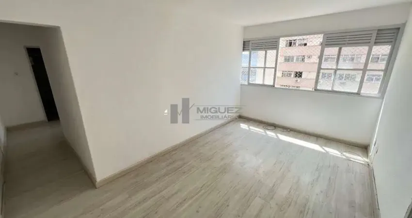 Vendo apartamento, sala em 2 ambientes,  2 quartos, banheiro social, cozinha ampla, dependência completa, 1 vaga de garagem. sol da manhã na praça da bandeira à 450m do metrô estácio