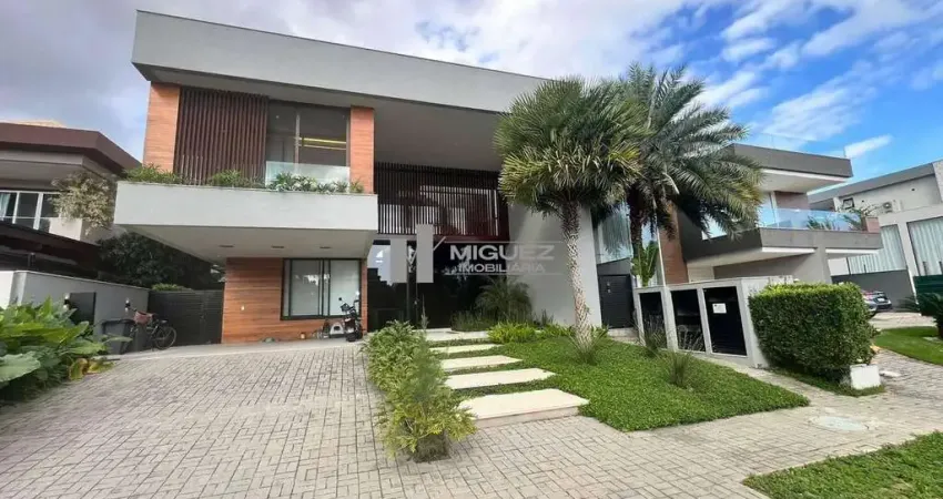 Casa triplex a venda no condomínio alphaville de alto padrão e sofisticação com 5 suítes e espaço para 4 vagas de garagem com uma infraestrutura impecável - barra da tijuca