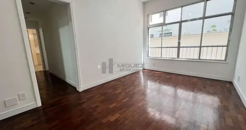 Apartamento a venda, rua morais e silva, tiijuca, sala em 2 ambientes, 2 quartos, banheiro social, ampla cozinha, dependência completa.