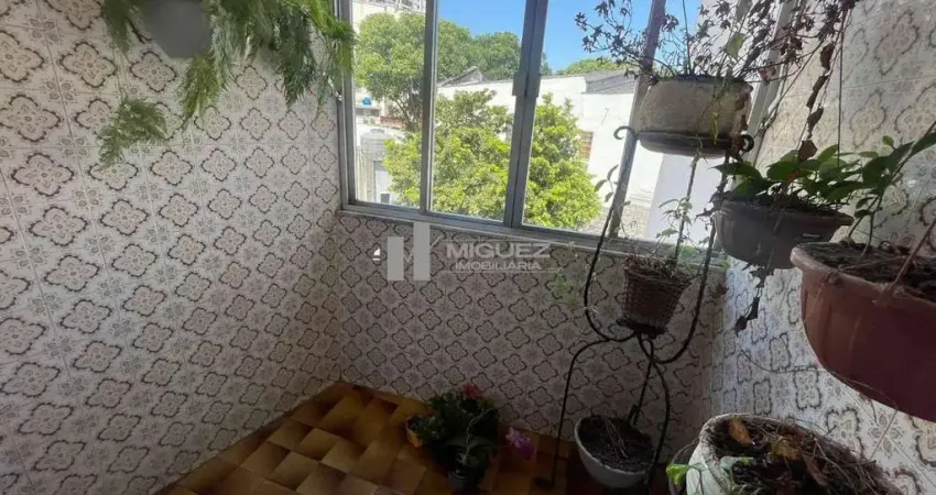 À venda excelente apartamento na rua senador furtado! varanda generosa, sala ampla, 2 quartos, dependência completa e cerca de 90m². localização estratégica no maracanã, com fácil acesso ao metrô e pr