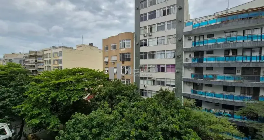 Apartamento espaçoso na rua antônio basílio, na tijuca! são 3 quartos, 1 suíte, dependência completas , 1 vaga na garagem e próximo a estação de metrô uruguai