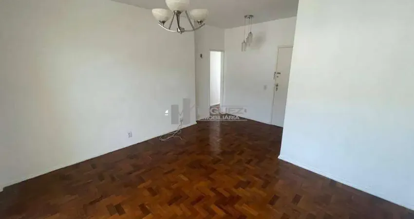 À venda: apartamento bem localizado na rua antônio salema, a 500 metros do shopping tijuca. oferece varanda, sala, 3 quartos com suíte, dependências completas e 1 vaga de garagem. entre em contato e s