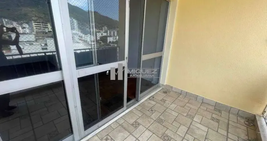 Apartamento à venda na rua antônio salema, a apenas 500 metros do shopping tijuca. são 3 quartos, sendo 1 suíte, sala com varanda, dependências completas e 1 vaga de garagem. localização prática com t