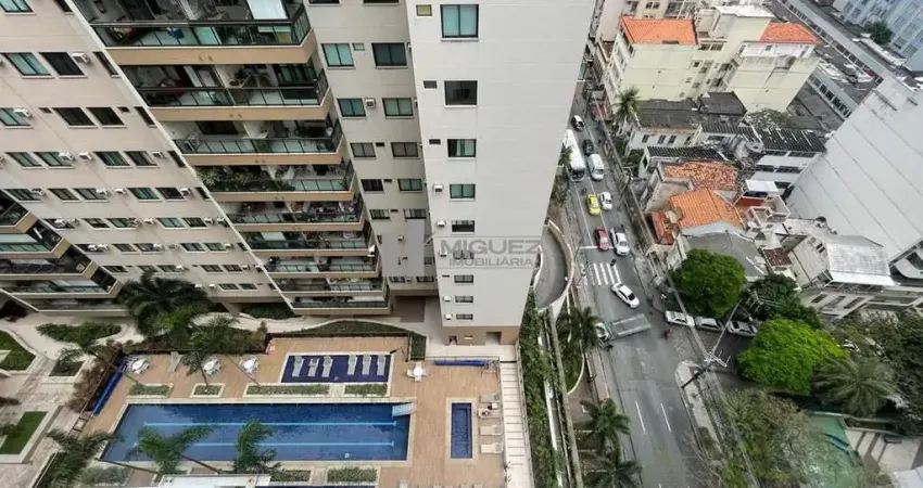 Aproveite a chance de morar no condomínio aquarela carioca, tijuca. apartamento à venda com 3 quartos, sendo 1 suíte, e uma varanda com cortina de vidro. vaga dupla e área de lazer completa no condomí