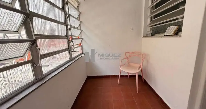 Na rua afonso pena, casa de condomínio à venda com 2 quartos, varanda e dependência completa. localização privilegiada, ao lado da praça e do metrô. uma ótima oportunidade para quem busca praticidade