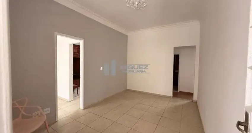 Excelente casa de condomínio à venda na tijuca, colada à praça afonso pena e ao metrô. são 2 quartos, varanda e dependência completa. conforto e conveniência em um dos endereços mais valorizados do ba