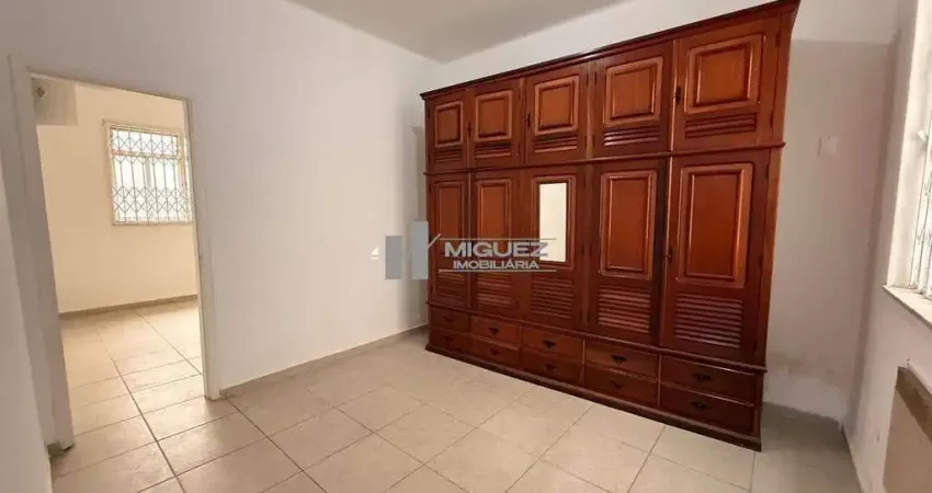 Casa de condomínio à venda na rua afonso pena, a poucos passos da praça e do metrô. possui varanda, 2 quartos e dependência completa. localização prática e tranquila no coração da tijuca — agende sua