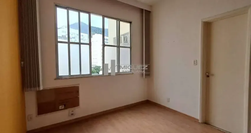 Á venda sala comercial, debruçada a praça saens pena e colada a estação de metrô