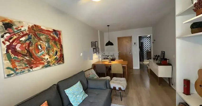 À venda, apartamento com localização excepcional — colado à praça afonso pena. 2 quartos (1 suíte), varanda, escritório e vaga. ideal para quem busca comodidade e qualidade de vida no coração da tijuc