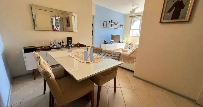 Excelente apartamento à venda na tijuca! com sala em dois ambientes, dois quartos espaçosos, dois banheiros sociais e cozinha com móveis planejados. conta ainda com dependência completa e vaga na escr