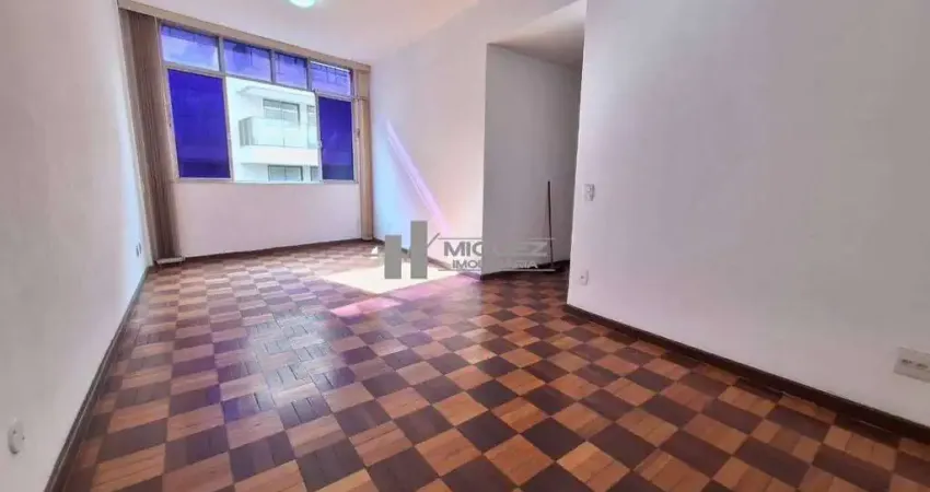 Apartamento à venda na rua mariz e barros, tijuca. são 120m² bem distribuídos, com sala em dois ambientes, três quartos, banheiro social, lavabo e dependências completas. conta ainda com uma vaga de g