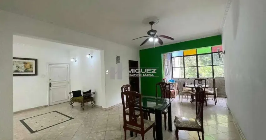 Descubra um apartamento clássico à venda em copacabana, com vista permanente para a praça e a exuberância da mata atlântica. o imóvel combina elegância, conforto e uma atmosfera tranquila, a poucos mi