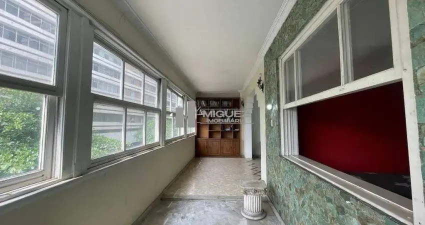 Apartamento clássico à venda em copacabana, com vista deslumbrante para a praça e a mata atlântica. ambientes amplos, ventilação natural e acabamento tradicional compõem este imóvel singular. localiza