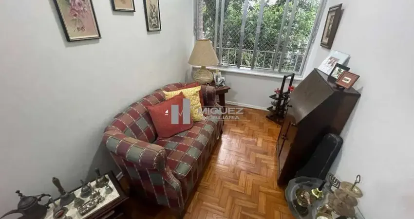 À venda na tijuca: apartamento com 3 quartos, sala em 2 ambientes e dependências, ideal para quem busca um imóvel bem localizado. a poucos passos da praça xavier de brito e do metrô uruguai, oferece f