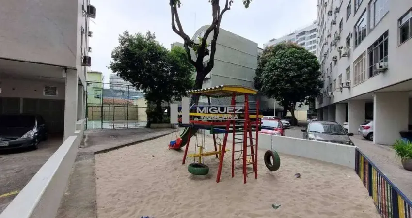 Na tijuca, próximo à praça afonso pena, apartamento à venda com sala em dois ambientes, dois bons quartos, banheiro social, cozinha e dependência completa. o imóvel possui uma vaga de garagem e locali