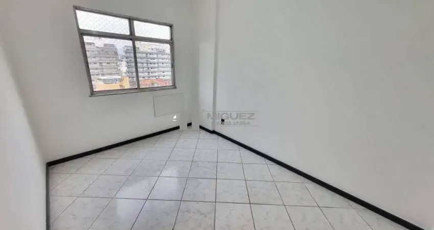Apartamento à venda na rua santa amélia, tijuca. próximo à praça afonso pena, oferece sala em dois ambientes, dois quartos amplos, banheiro social, cozinha funcional e dependência completa. conta aind
