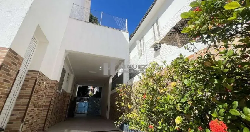 À venda, casa duplex em condomínio na tijuca. com 400m², o imóvel possui 5 quartos, 3 banheiros e uma ampla área externa. o condomínio conta com segurança privada, garantindo total conforto e seguranç