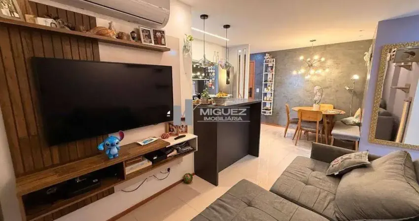 Apartamento à venda no tijuca all ways. modernizado, o imóvel oferece varanda, sala em dois ambientes, 2 quartos (1 suíte) e 1 vaga de garagem na escritura. localização privilegiada, com infraestrutur